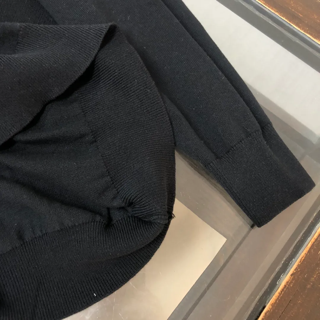 P190 STONE ISLAND 💥 Exclusive latest men's casual pullover knitted sweater ~ advanced customization, full of urban style, classic, simple and elegant round neck bottoming knitted sweater. Imported fabrics are soft and delicate, and are skin-friendly and comfortable to wear. A basic foundation is indispensable for men's wardrobes. They can be used to match various clothing anytime and anywhere to meet your daily needs. The design of the clothes is very simple, embellished with unique compass logo embroidery, fashionable and versatile⚠️⚠️✨✨A must-have item for men! All three standards are complete! Color: black, off-white, gray Size: M-3XL (please state your height and weight when placing an order)